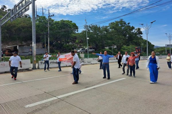 SNTE bloquea la Autopista del Sol por un bono negado a&nbsp;docentes