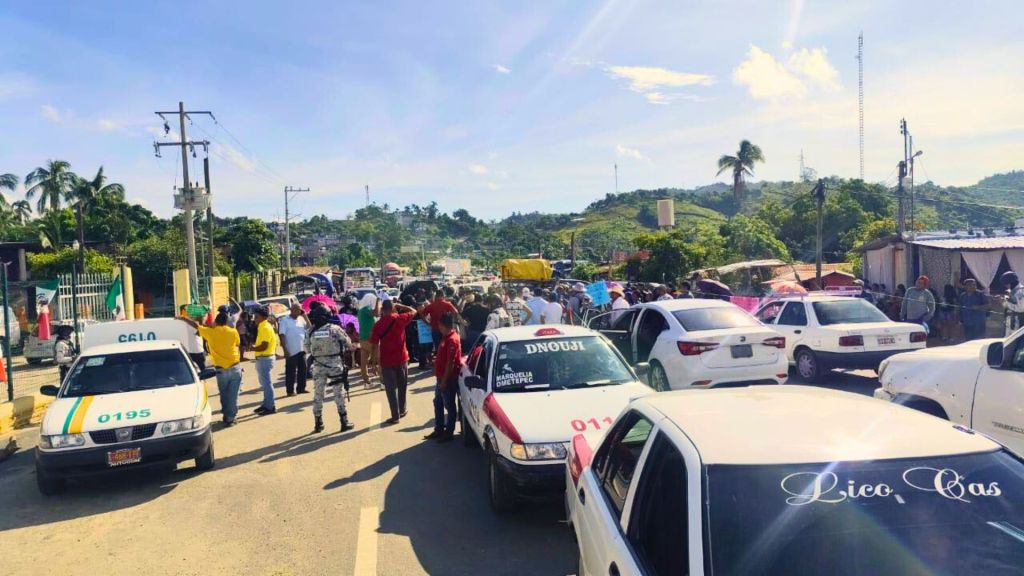Bloqueo carretero en Igualapa resuelto: llegan 3 maestros a la telesecundaria tras la&nbsp;protesta