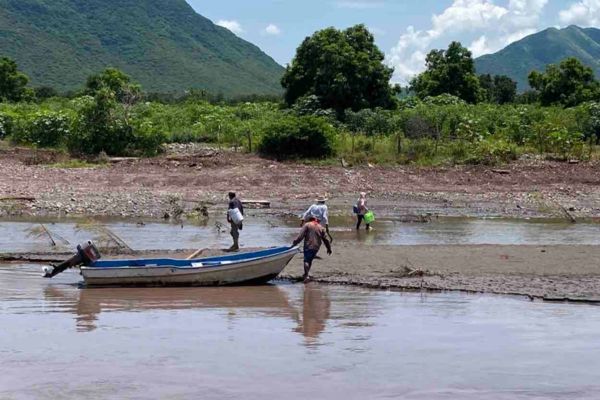 Vecinos cruzan río Las Truchas con escombros para llegar a&nbsp;Ajuchitlán