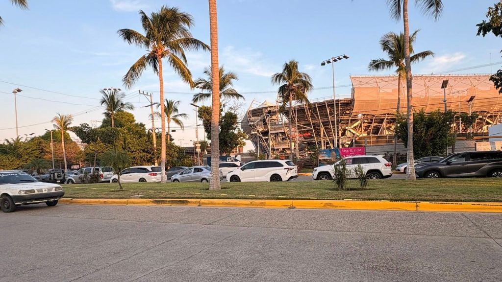 Cobros ilegales en el Premier Pádel Acapulco; exigen hasta 200 pesos por estacionarse en vía&nbsp;pública