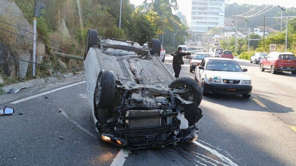 Vuelca Nissan Versa y deja heridos en la Escénica de&nbsp;Acapulco