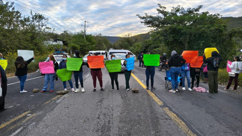 Bloqueo en Tixtla por egresados de Enfermería de la Universidad Juárez que exigen títulos y&nbsp;cédulas