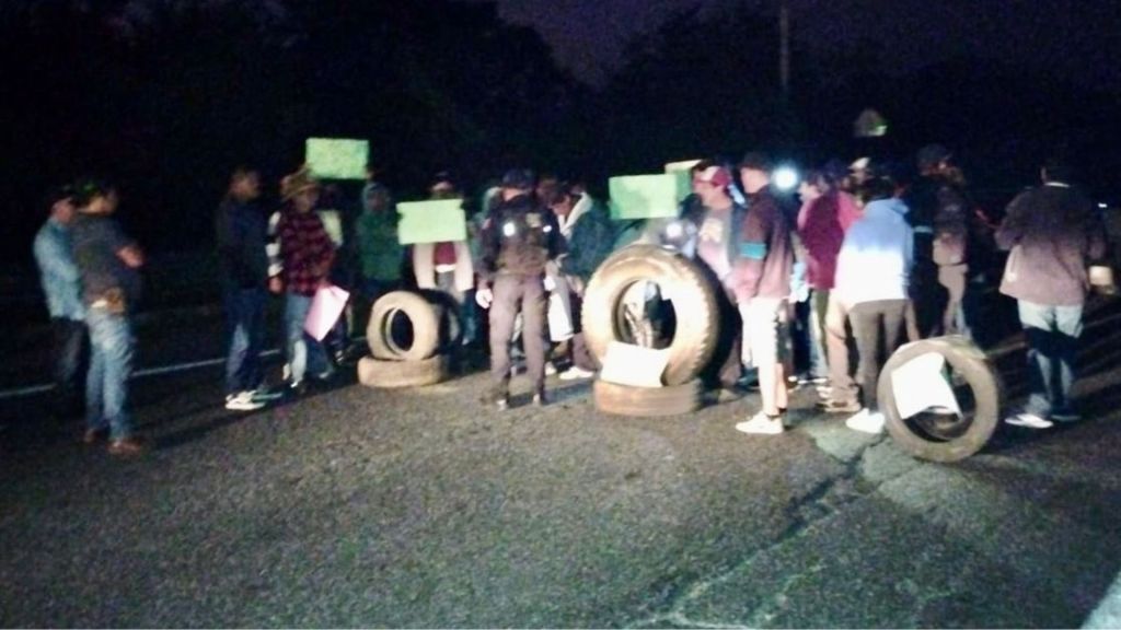 Padres bloquean carretera Iguala-Chilpancingo por falta de maestros en una escuela de Tepecoacuilco,&nbsp;Guerrero