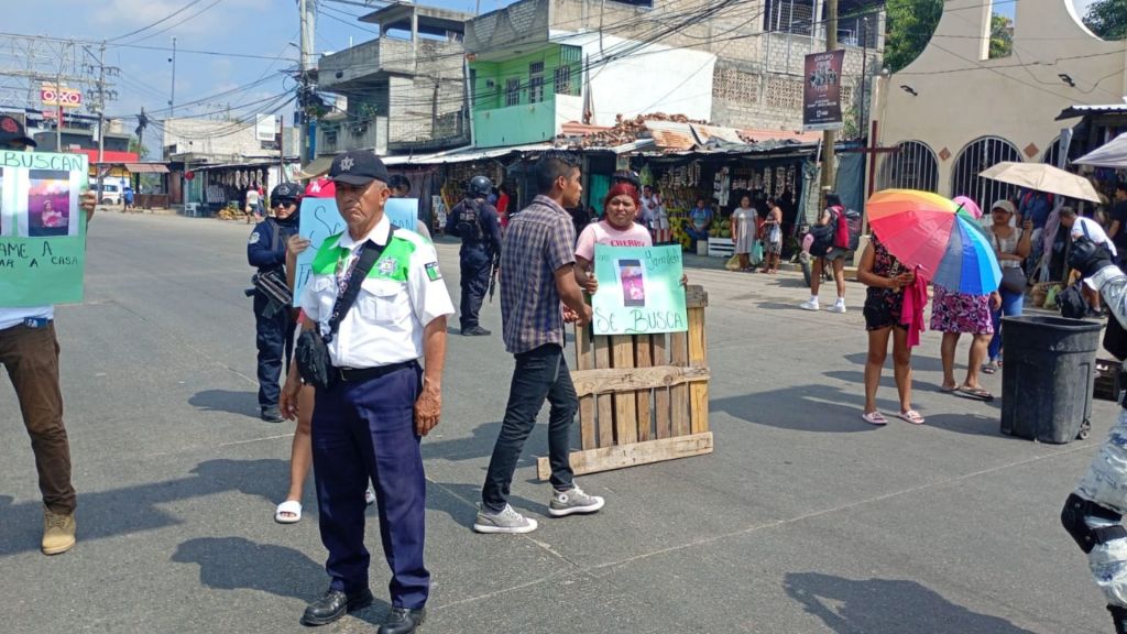 Bloqueo en Acapulco por desaparición de una joven; paralizan el bulevar Vicente&nbsp;Guerrero