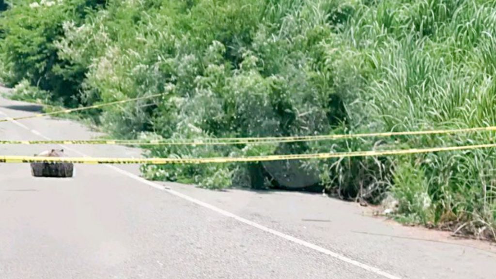 Hallan un hombre asfixiado en vehículo abandonado en El Zapote, Coyuca de Benítez