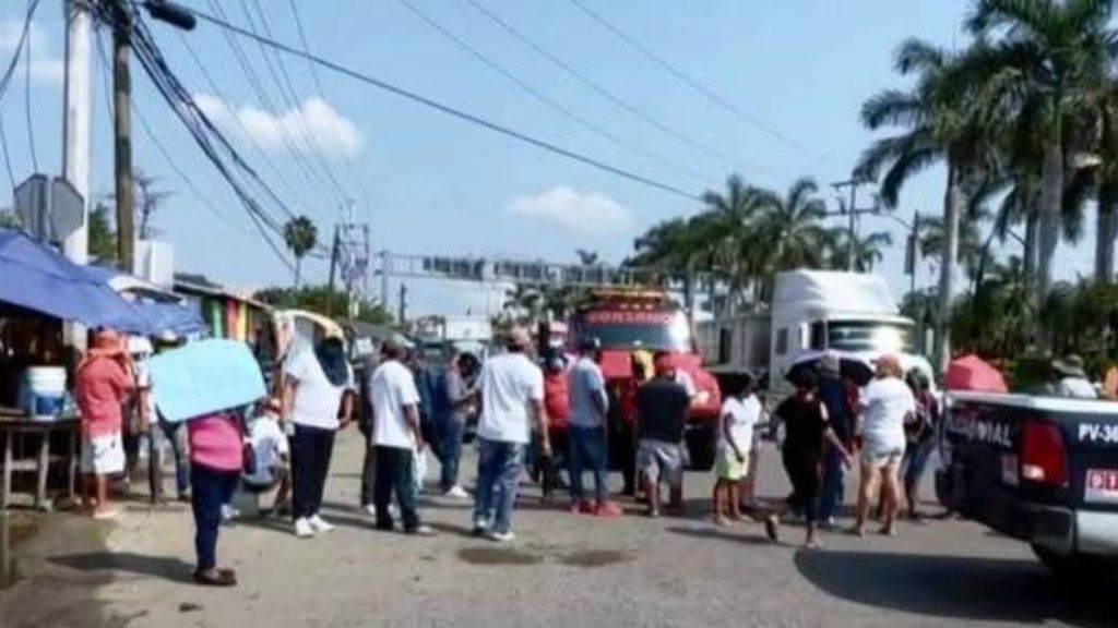 Vecinos de La Venta bloquean el bulevar por un abuso policial en operativo