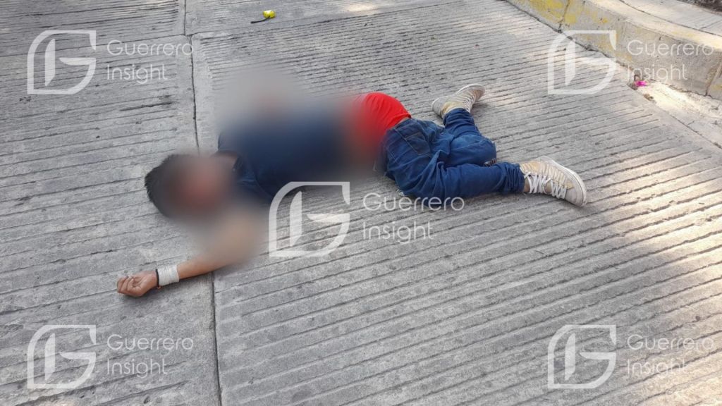 En Chilpancingo vecinos sorprenden a joven robando un autoestéreo; es sometido y golpeado