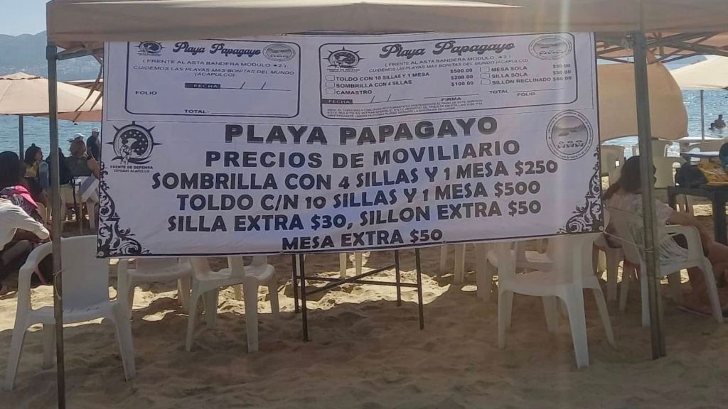 Comerciantes ordenan playas de Acapulco con identificaciones y precios visibles en temporada&nbsp;vacacional