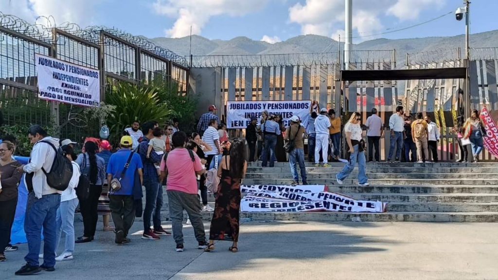 Jubilados y maestros protestan en Chilpancingo por impago de&nbsp;aguinaldos