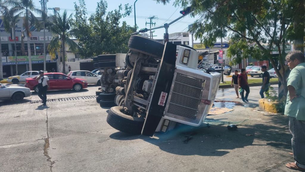 Aparatoso accidente: Vuelca una revolvedora de cemento en avenida&nbsp;Cuauhtémoc