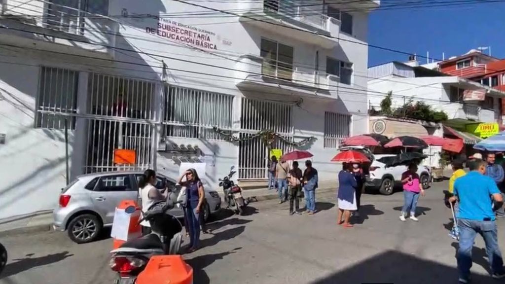 Trabajadores educativos bloquean en Chilpancingo para exigir su aguinaldo y quincena&nbsp;puntual