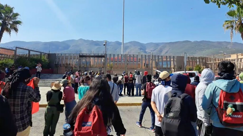 Normalistas de FECSM irrumpen en Palacio de Gobierno de&nbsp;Chilpancingo