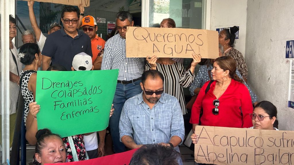 Habitantes toman CAPAMA exigiendo agua tras cinco años de escasez y recibos&nbsp;caros