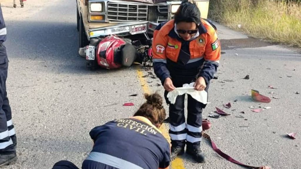 Accidente en la Tlapa-Puebla: Protección Civil auxilia a motociclista&nbsp;herida