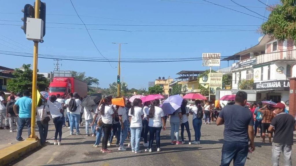 Bloqueo en San Marcos: Maestros y alumnos bloquean la carretera por sueldos&nbsp;atrasados