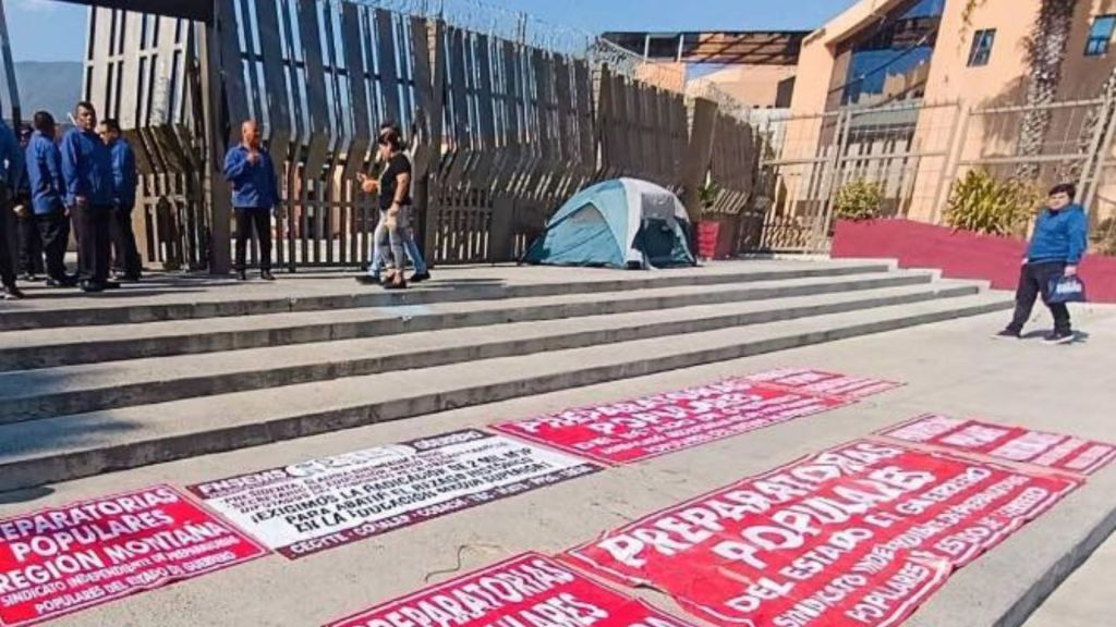 Trabajadores de preparatorias populares protestan en Chilpancingo por aumento al bono anual en&nbsp;Guerrero