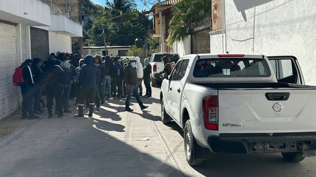 Normalistas de Ayotzinapa presionan a la SEG para la entrega de&nbsp;plazas