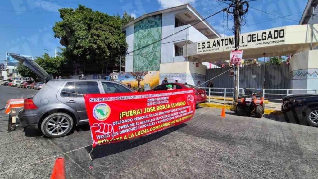 SITEM bloquea avenidas en Chilpancingo por destitución de delegado&nbsp;educativo