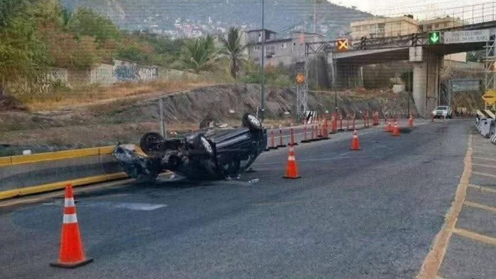 Brutal accidente en Maxitúnel de Acapulco: vehículo se parte en dos y motor sale&nbsp;proyectado