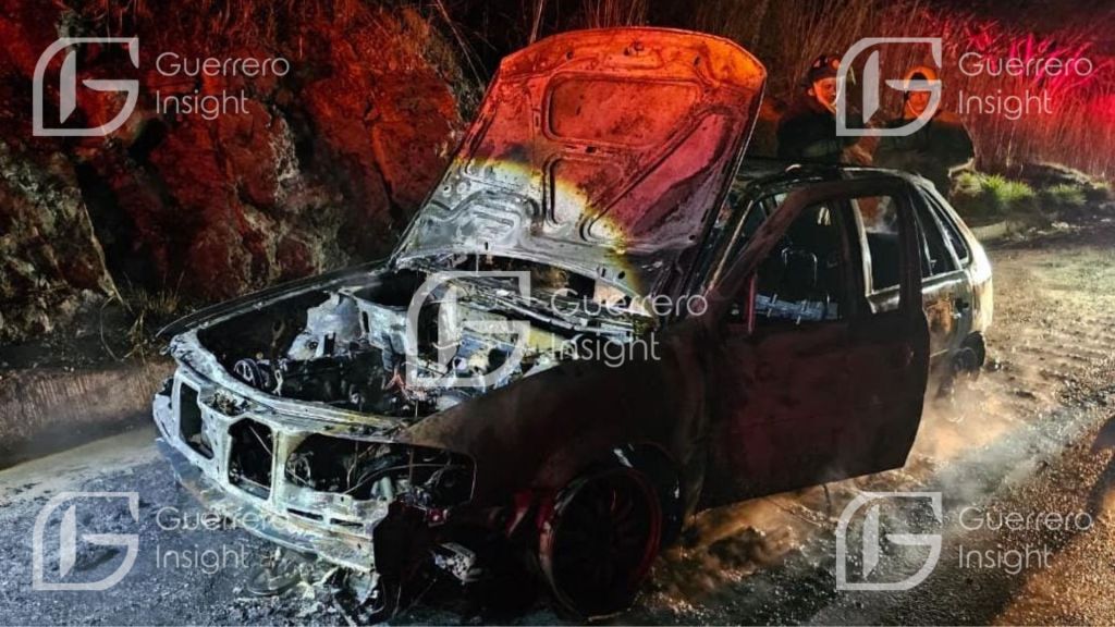 Se incendia auto en la Autopista del Sol, cerca de la caseta de Palo&nbsp;Blanco